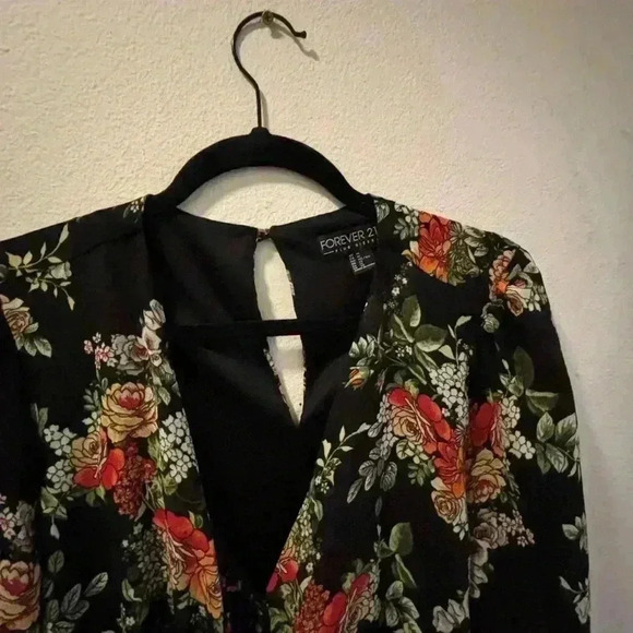 Forever 21 shorts romper/long sleeve - Picture 2 of 5